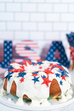 4 Temmuz pasta vanilya jöleli ve beyaz bir tabakta çikolata yıldızlarıyla süslenmiş..