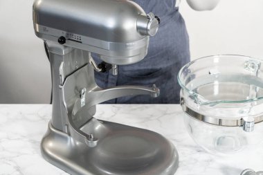 Limon jöleli limonlu kurabiye. Limon dilimleri ve limon jöleli kurabiyeler pişirmek için mutfak mikserinde malzemeler karıştırılıyor..