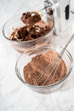 Nane şekerli çikolatalı kurabiyeler pişirmek için büyük bir bardakta karıştırma malzemesi..