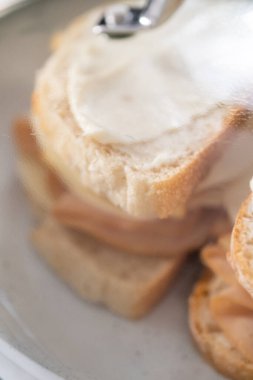 Prepare provolone and apple grilled cheese sandwich on a nonstick frying pan.