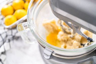 Limonlu kek için hamura malzemeleri karıştırıyorum..