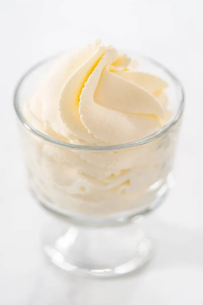 自制的奶油在一个班级的冰淇淋碗里 — 图库照片