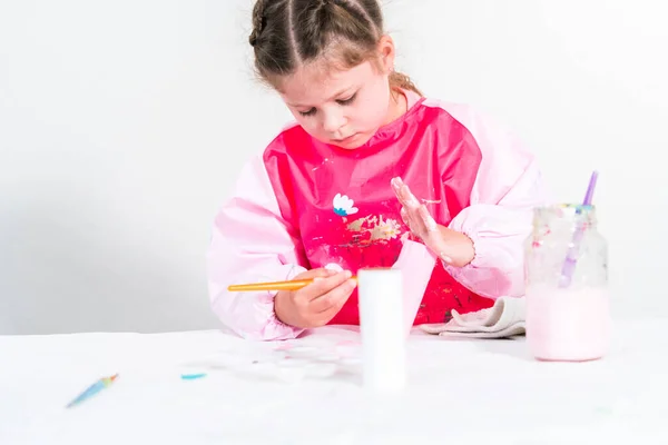 Κοριτσάκι Που Φτιάχνει Μονόκερο Από Χαρτί Τουαλέτας Ρολό Και Χαρτί — Φωτογραφία Αρχείου