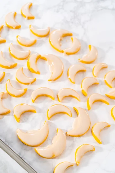 レモンくさびクッキーとレモン釉薬 レモンクッキーをレモン釉薬に入れる — ストック写真
