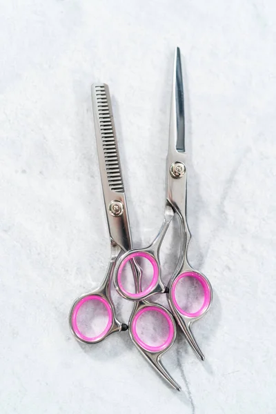 Nowy Fryzjer Różowe Nożyczki Szarym Tle — Zdjęcie stockowe