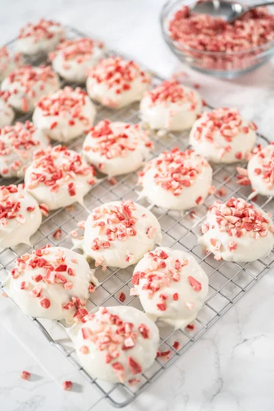 Dipping Chocolate Cookies Melted White Chocolate Prepare Peppermint White Chocolate — Stock Photo, Image