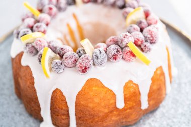 Böğürtlenli ve limonlu pastayla süslenmiş limonlu kek..
