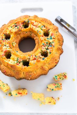 Funfettti kekini dolduran tereyağı kreması için delikler açıyorum..