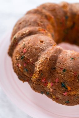 Manzarayı kapat. Pasta tezgahında krema için hazırlanmış Funfettti demetleri..