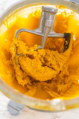 Limon jöleli limonlu kurabiye. Limon dilimleri ve limon jöleli kurabiyeler pişirmek için mutfak mikserinde malzemeler karıştırılıyor..