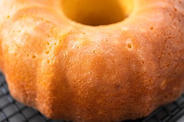 Mutfak rafında soğumuş limonlu yaban mersinli kek..