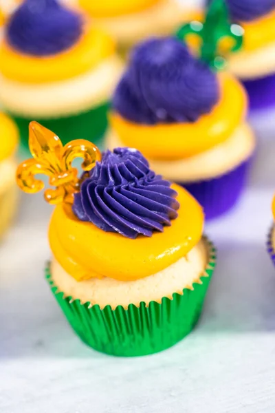 Mardi Gras Vanilla Cupcakes Foil Cupcake Cups Decorated Italian Buttercream — Stock Photo, Image