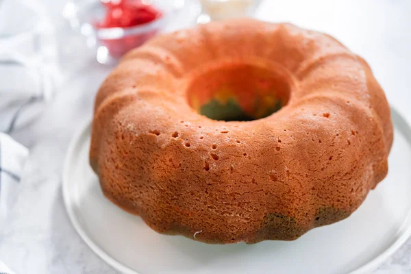 Остекление Свежеиспеченного Торта Ванильной Глазурью — стоковое фото