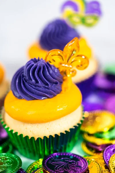 Mardi Gras Vanilla Cupcakes Foil Cupcake Cups Decorated Italian Buttercream — Stock Photo, Image