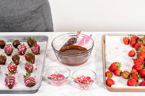 Erdbeeren Die Geschmolzene Schokolade Tauchen Mit Schokolade Überzogene Erdbeeren Zuzubereiten — Stockfoto
