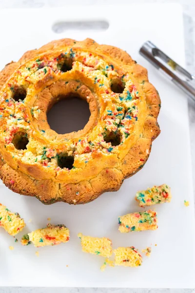 Lyukak Létrehozása Vajkrém Kitöltéséhez Funfettti Bundt Cake — Stock Fotó