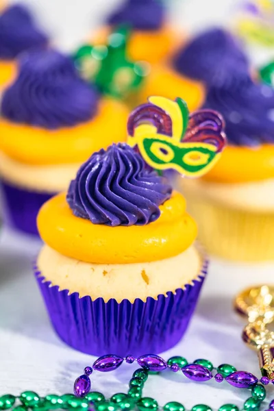 Mardi Gras Vanilla Cupcakes Foil Cupcake Cups Decorated Italian Buttercream — Stock Photo, Image