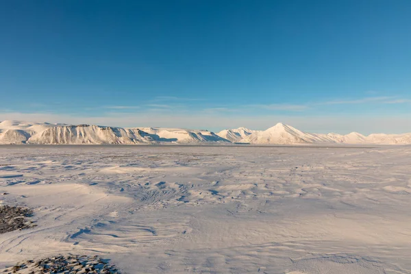 Arktische Winterlandschaft mit gefrorenem Fjord und schneebedeckten Bergen auf Spitzbergen, Norwegen — Stockfoto