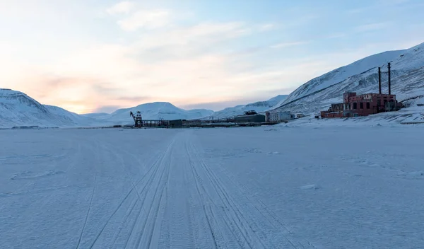 Pyramiden, Svalbard. Pistes de motoneige sur la glace de mer menant au port de Pyramiden. — Photo