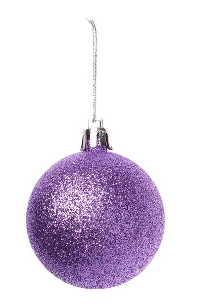 Crăciun baubles violet izolat pe fundal alb — Fotografie, imagine de stoc