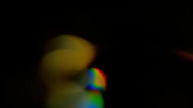 Gece karanlığında hareket eden ve yanıp sönen bokeh ışıklarının odak halkalarını yok et..