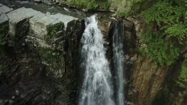 Karpatlar nehrinde şelale. Şelale, hızlı dağ suyu. Havadan