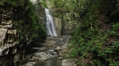 Karpatlar nehrinde şelale. Şelale, hızlı dağ suyu. Havadan