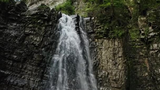 Wasserfall auf dem Gebirgsfluss Karpaten. Wasserfall, schnelles Gebirgswasser. Luftfahrt — Stockvideo