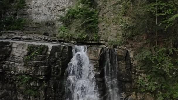 Cachoeira no rio da montanha Cárpatos. Cachoeira, água de montanha rápida. Aviação — Vídeo de Stock