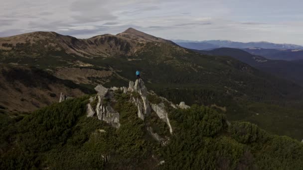 旅行者爬上山顶的岩石天线.喀尔巴阡山脉，乌克兰，欧洲 — 图库视频影像