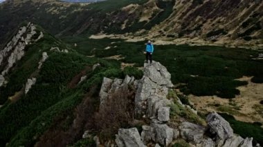 Gezgin dağın tepesindeki antene tırmandı. Karpatlar sırtı, Ukrayna, Avrupa
