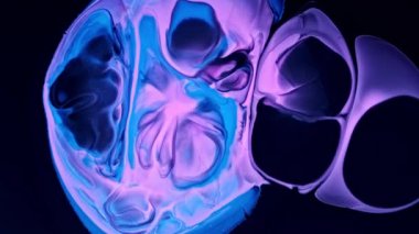 Akışkan sanat soyut mavi ve pembe renkli akrilik dokuyu renkli dalgalarla çiziyor.