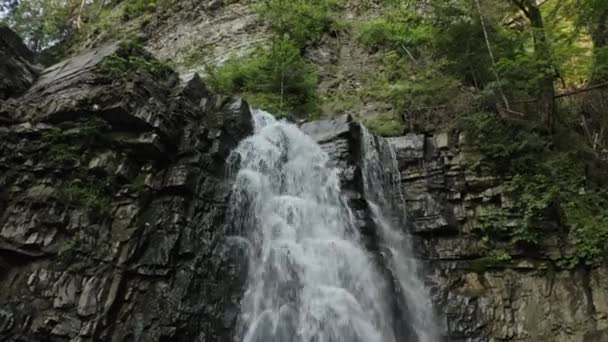 Manyavsky waterfall summer landscape in Ukraine — Stock Video