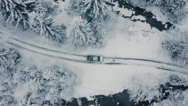Χειμερινό εναέρια πλάνα από ένα καμπύλο ανεμοδαρμένο χωριό δρόμο κοπή μέσα από βουνά τοπίο — Αρχείο Βίντεο