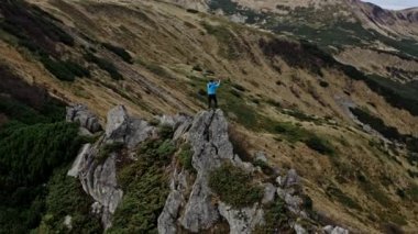 Gezgin dağın tepesindeki antene tırmandı. Karpatlar sırtı, Ukrayna, Avrupa