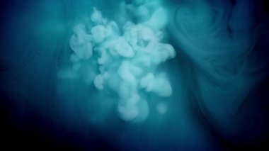 Akışkan sanat mürekkebi sıçrama hareketi. Siyah soyut sanat arka planında mavi duman bulutu akışı