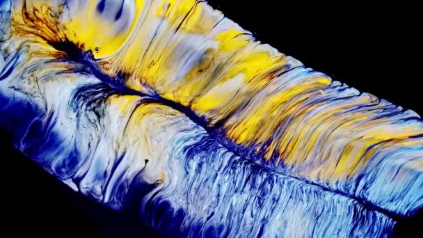 Textura acrílica amarela azul com ondas coloridas. fundo preto — Vídeo de Stock