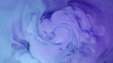 Pastel rengi mavi mor akrilik boya su altında düşer.