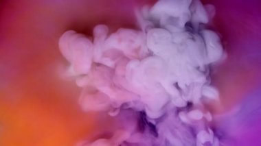 Pembe turuncu mürekkep karışımı. Siyah arka planda ipeksi mürekkep bulutu. Suda renkli mürekkep, mürekkep damlası.
