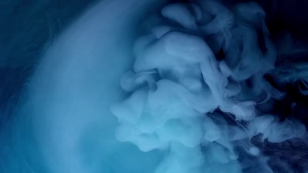 Fluid Art Tintenspritzer Bewegung. Blaue Rauchwolken strömen auf schwarzem abstrakten Kunsthintergrund — Stockvideo