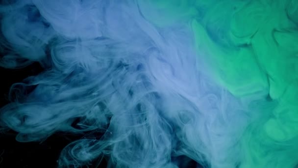 Kék és zöld festék csepp víz fekete háttér, elvont színkeverék, csepp festék esik a víz. — Stock videók