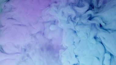 Pastel mavi mor akrilik boya su altında düşer.