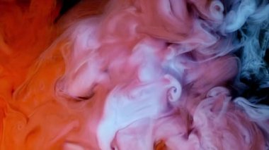 Siyah arkaplanlı suya kırmızı ve mavi boya damlaları, soyut renk karışımı