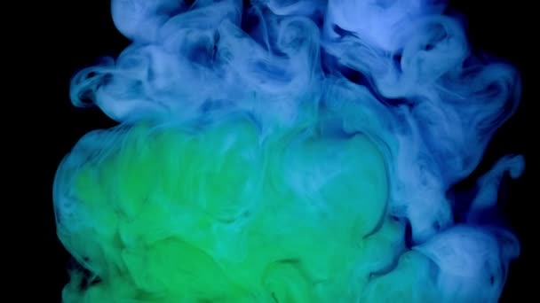 Blå och grön färg droppar i vatten med svart bakgrund, abstrakt färgmix, droppe bläck färg faller på vatten. — Stockvideo