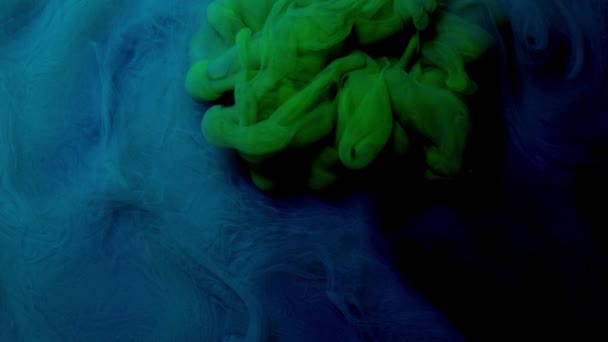 Tusz akrylowy zielony ciemnoniebieski błyszcząca woda. chmura podczas mieszania z wodą. — Wideo stockowe