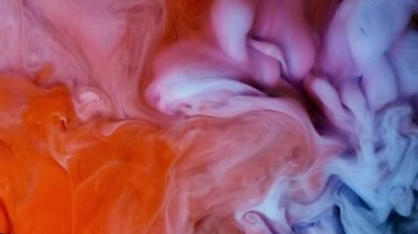 Siyah arkaplanlı suya kırmızı ve mavi boya damlaları, soyut renk karışımı