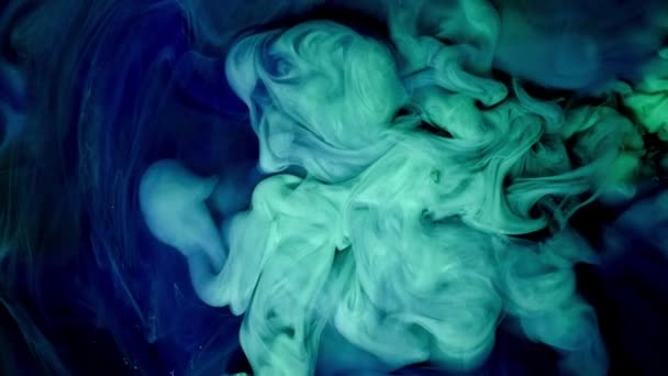 Ακρυλικό μελάνι πράσινο σκούρο μπλε αστραφτερό νερό. σύννεφο ενώ αναμιγνύεται με νερό — Αρχείο Βίντεο