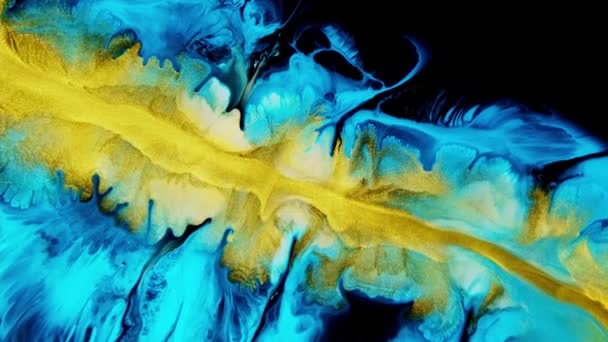 Ouro e azul Fluid Art. efeito de mármore fundo macro textura experimental cores movimento. fundo preto — Vídeo de Stock