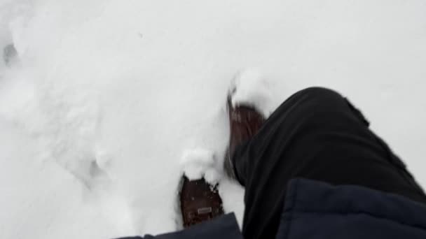 A pair of brown hiking winter boots on fresh snow. Close up. Top view. Health and winter sports concept. — Αρχείο Βίντεο