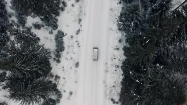 Dağ Yollu Hava Kış Manzarası. Araba Karlı Yol 'da ilerliyor. Hava Görünümü